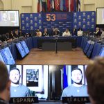 El presidente de Ucrania, Volodímir Zelenski, habla vía videoconferencia durante la 53 Asamblea General de la Organización de los Estados Americanos (OEA) hoy, en la sede del organismo en Washington (Estados Unidos). EFE/ Lenin Nolly