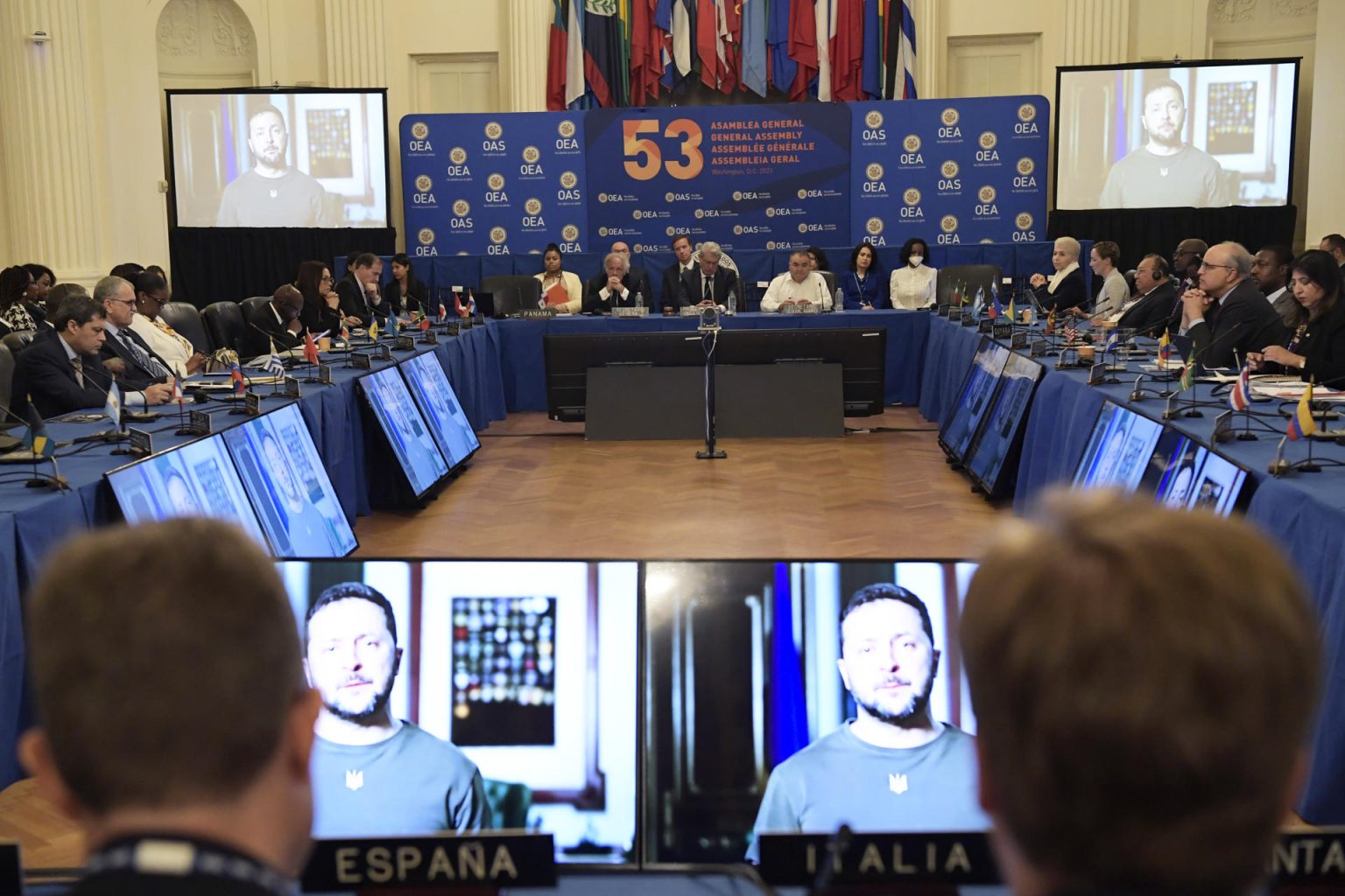 El presidente de Ucrania, Volodímir Zelenski, habla vía videoconferencia durante la 53 Asamblea General de la Organización de los Estados Americanos (OEA) hoy, en la sede del organismo en Washington (Estados Unidos). EFE/ Lenin Nolly