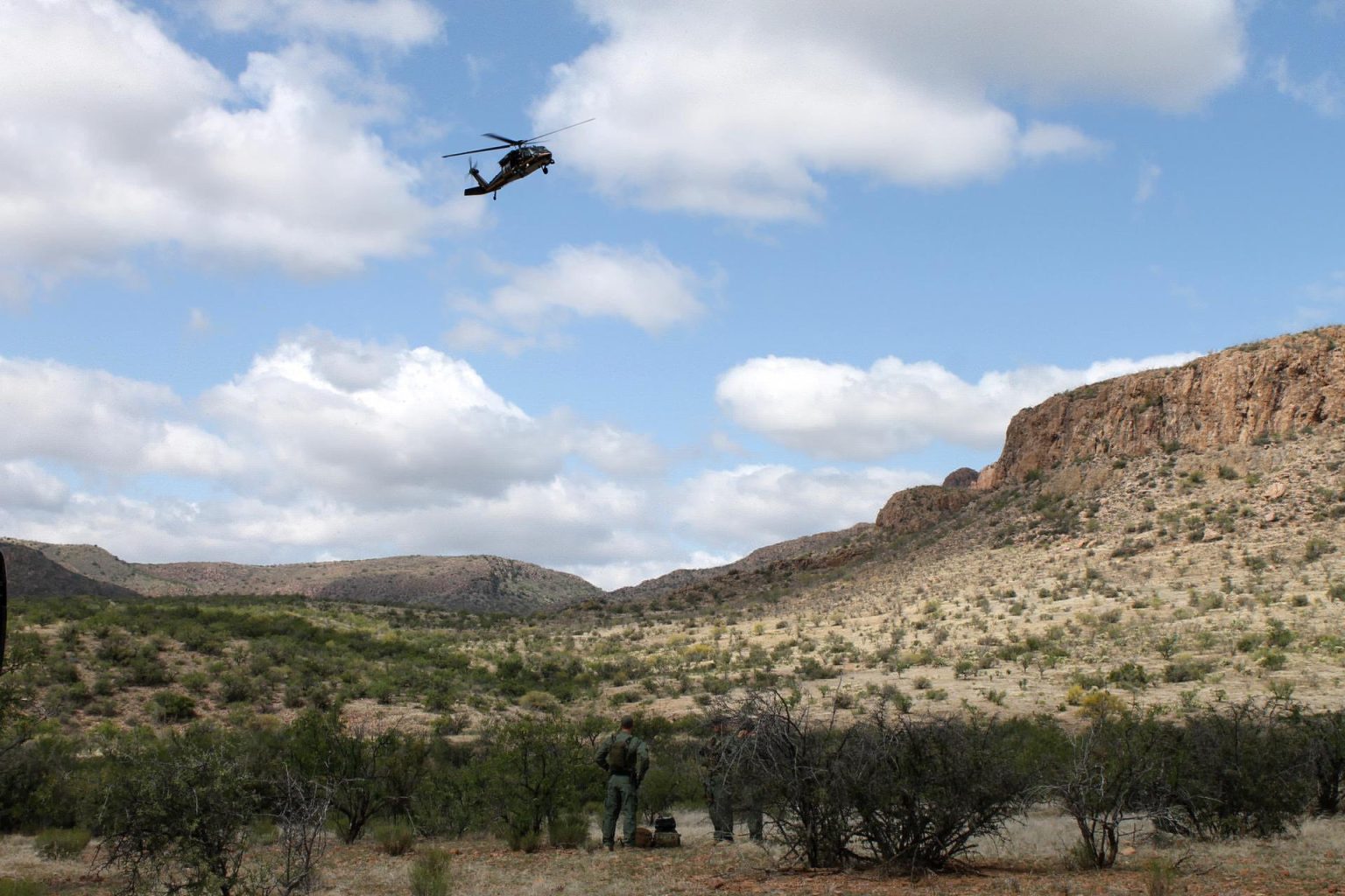 La agencia indicó en un comunicado que su unidad de Operaciones Aéreas y Marítimas (AMO) recibió el lunes una llamada de emergencia de la mujer, de 37 años de edad, lo cual llevó al envío del helicóptero. Fotografía de archivo. EFE/Paula Díaz