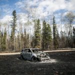 Fotografía de archivo que muestra un carro quemado tras un incendio en Fort McMurray, Alberta, Canadá. EFE/AMRU SALAHUDDIEN