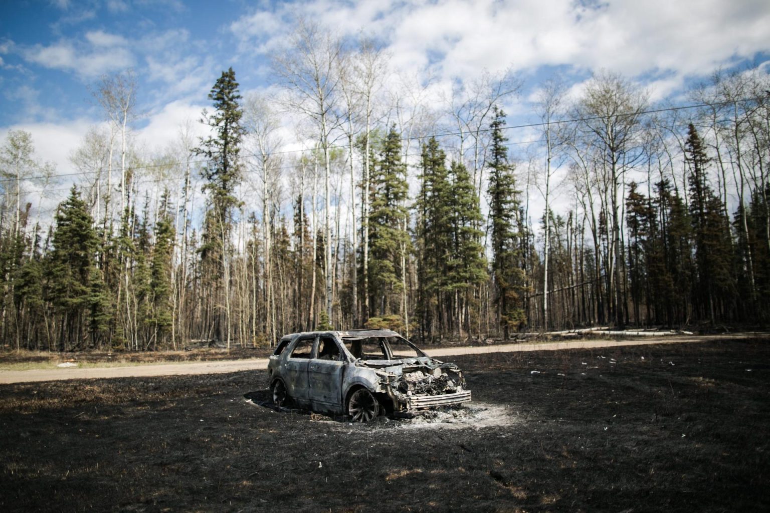 Fotografía de archivo que muestra un carro quemado tras un incendio en Fort McMurray, Alberta, Canadá. EFE/AMRU SALAHUDDIEN