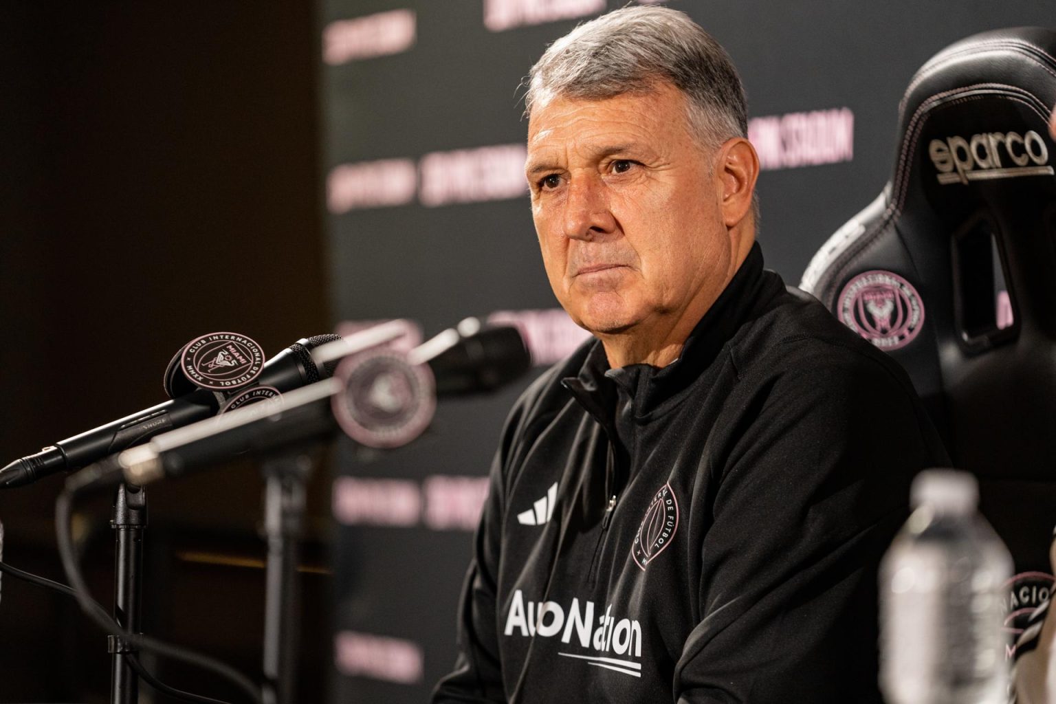 Fotografía cedida hoy por el Inter Miami CF que muestra a su nuevo entrenador, Gerardo 'Tata' Martino, durante su primera rueda de prensa en Miami, Florida (EE.UU). EFE/Inter Miami CF