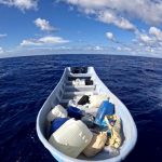 Fotografía cedida por la Guardia Costera estadounidense donde se aprecia una embarcación interceptada con migrantes dominicanos que fue detenida el martes al noroeste de la isla de Desecheo, en el Canal de Mona, que separa Puerto Rico de la República Dominicana. EFE/Guardia Costera EEUU /SOLO USO EDITORIAL/NO VENTAS/SOLO DISPONIBLE PARA ILUSTRAR LA NOTICIA QUE ACOMPAÑA/CRÉDITO OBLIGATORIO