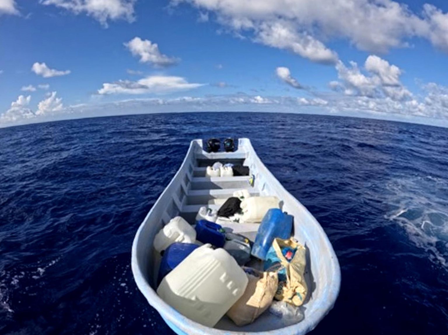 Fotografía cedida por la Guardia Costera estadounidense donde se aprecia una embarcación interceptada con migrantes dominicanos que fue detenida el martes al noroeste de la isla de Desecheo, en el Canal de Mona, que separa Puerto Rico de la República Dominicana. EFE/Guardia Costera EEUU /SOLO USO EDITORIAL/NO VENTAS/SOLO DISPONIBLE PARA ILUSTRAR LA NOTICIA QUE ACOMPAÑA/CRÉDITO OBLIGATORIO