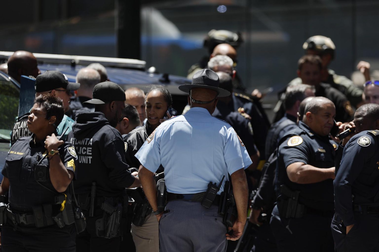 Fotografía de archivo de varios agentes policiales mientras trabajan en la escena de un tiroteo en el centro de Atlanta, Georgia, Estados Unidos. EFE/EPA/ERIK S. MENOR