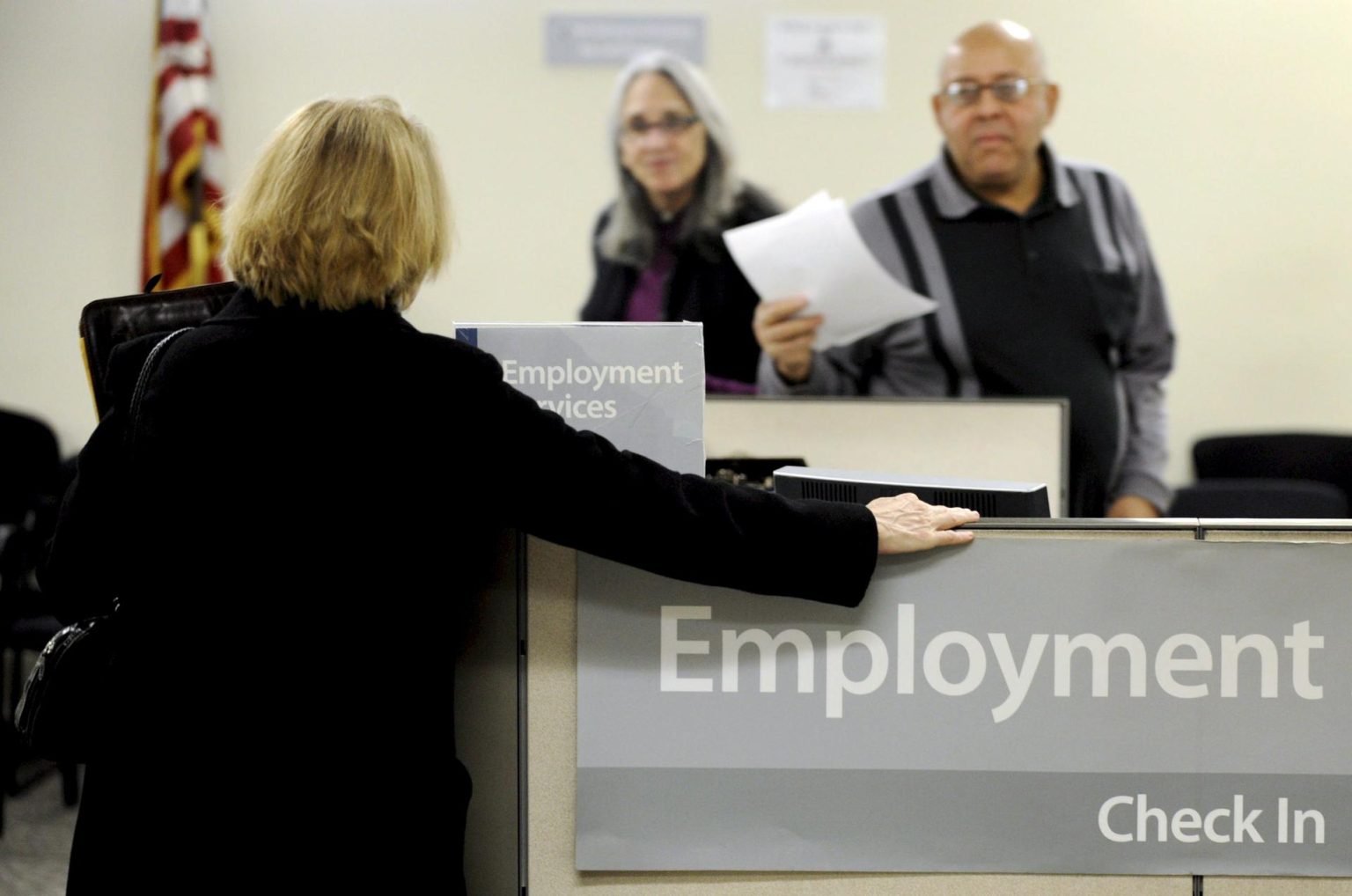 Una mujer espera a ser atendida en la oficina de desempleo de Nueva York, Estados Unidos. Imagen de archivo. EFE/Justin Lane