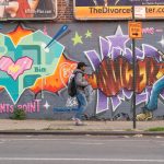 Un hombre camina frente a un mural dedicado al HipHop en New York (Estados Unidos). EFE/Ángel Colmenares