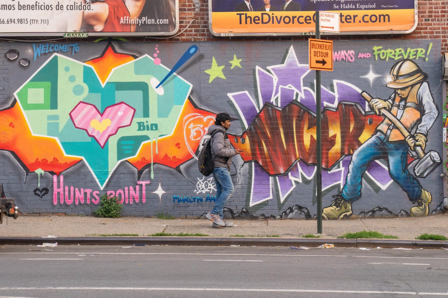 Un hombre camina frente a un mural dedicado al HipHop en New York (Estados Unidos). EFE/Ángel Colmenares