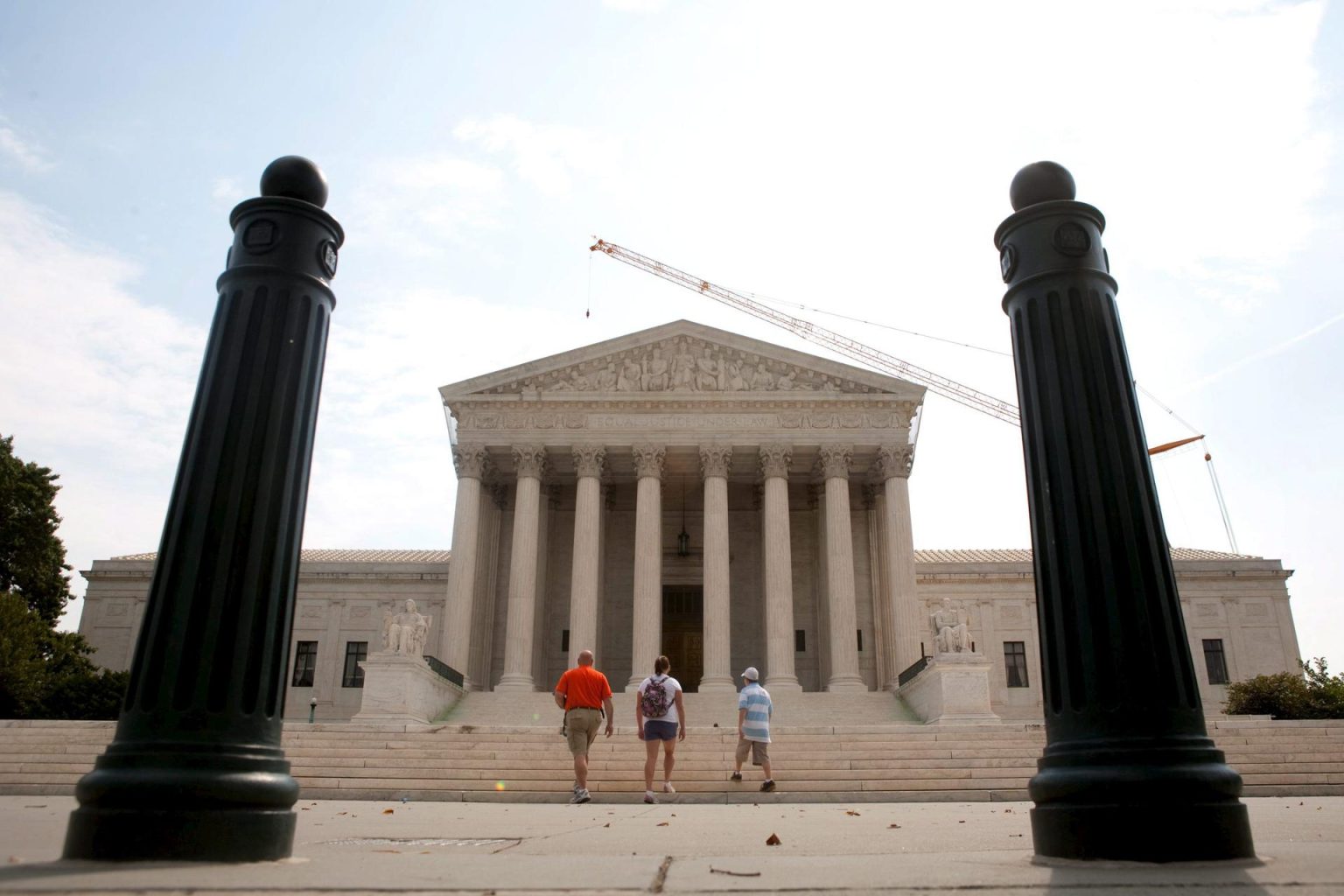 Tres personas frente al Tribunal Supremo estadounidense, en Washington DC (EE.UU.). Imagen de archivo. EPA/BRENDAN HOFFMAN