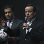 El presidente de la liga del fútbol mexicano (Liga MX), Mikel Arriola (d), y el director general de VoitMéxico, José Carlos Elizondo (i), participan hoy en la presentación del nuevo balón que se usará en el torneo de Apertura 2023 que arrancará el próximo 30 de junio en la Ciudad de México (México). EFE/Sáshenka Gutiérrez