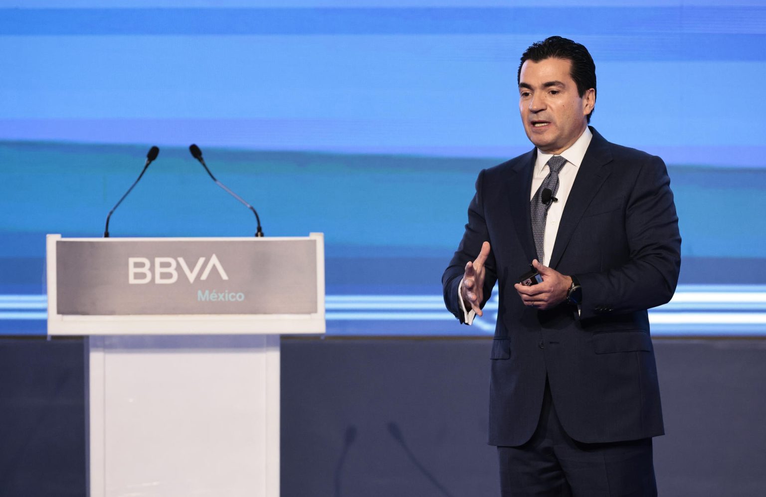 El director general del BBVA México, Eduardo Osuna, habla hoy durante la Reunión Nacional de Consejeros Regionales de BBVA, en Ciudad de México (México). EFE/José Méndez