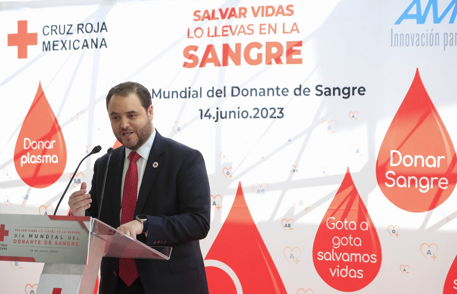 El director general de la Cruz Roja Mexicana, José Antonio Monroy, habla hoy durante la ceremonia del Día Mundial del Donante de Sangre, en las instalaciones de la Cruz Roja en la Ciudad de México (México). EFE/ Mario Guzmán