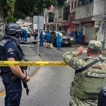 Peritos forenses, policías y militares trabajan hoy en la zona donde fueron localizados siete cuerpos en el municipio de Chilpancingo, en el estado de Guerrero (México). EFE/José Luis de la Cruz