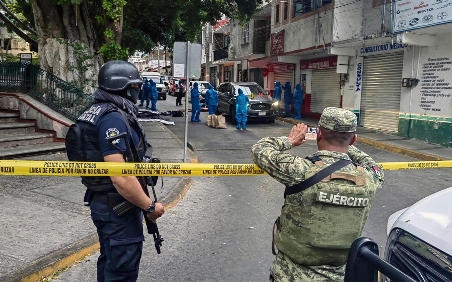 Peritos forenses, policías y militares trabajan hoy en la zona donde fueron localizados siete cuerpos en el municipio de Chilpancingo, en el estado de Guerrero (México). EFE/José Luis de la Cruz