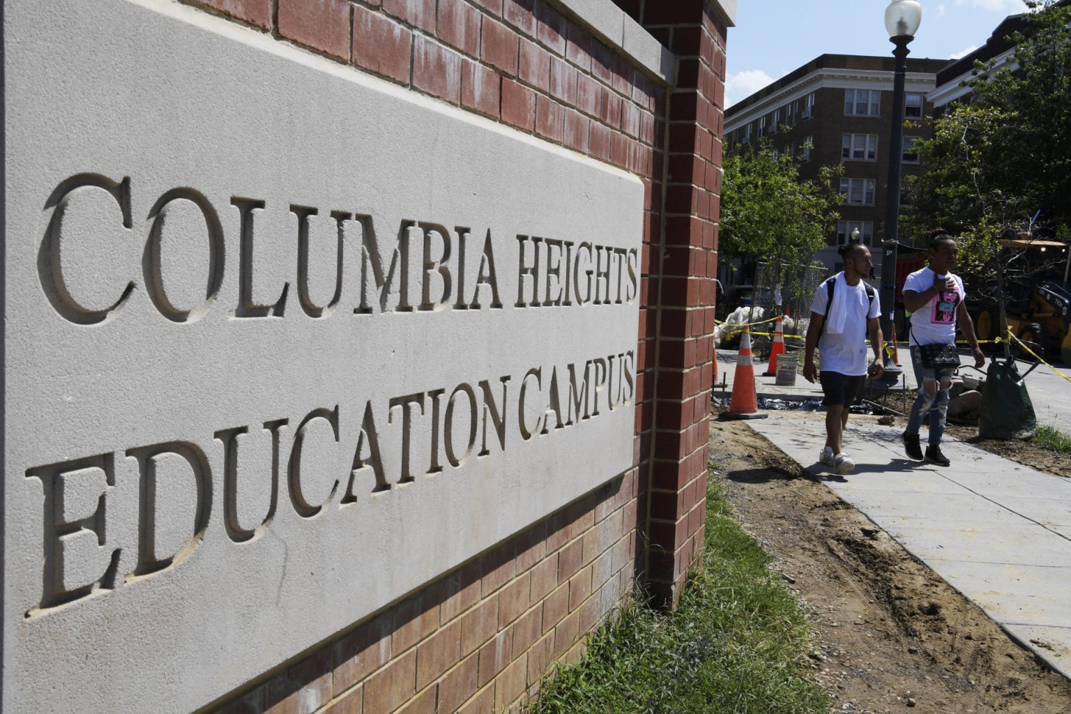 Fotografía del letrero del campus educativo Columbia Heights de la Escuela Multicultural Secundaria Bell en Washington (Estados Unidos). EFE/ Lenin Nolly