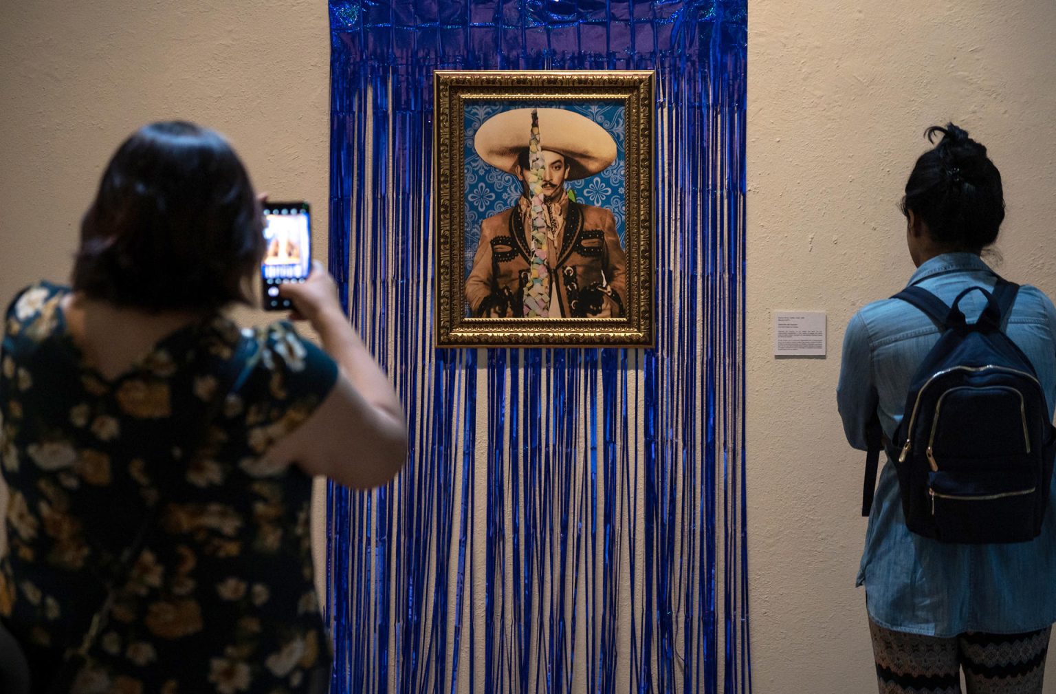 Personas visitan la exposición colectiva de arte LGBT “Disidencias en Resistencia", el 5 de junio de 2023 en la Academia Interamericana de Derechos Humanos en Saltillo (México). EFE/Miguel Sierra