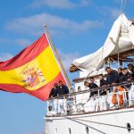 La tripulación del buque escuela de la Armada española Juan Sebastián Elcano, observan durante el amarre de la goleta hoy en el muelle 86 de la costa oeste de Manhattan en Nueva York (EE.UU.). EFE/Ángel Colmenares