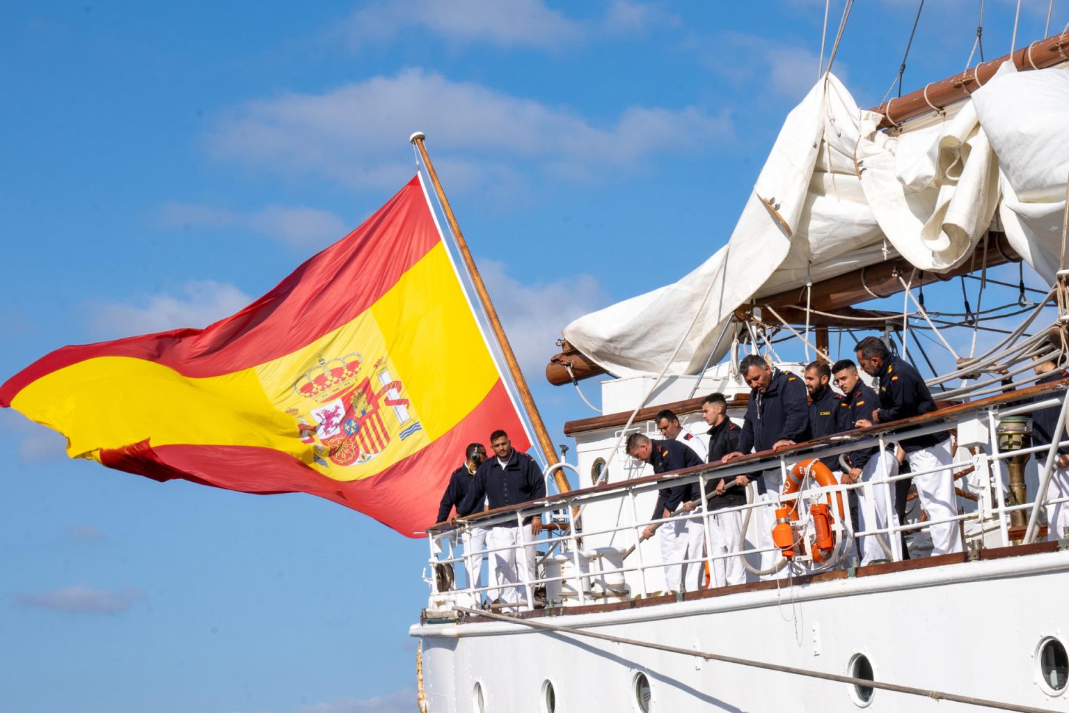 La tripulación del buque escuela de la Armada española Juan Sebastián Elcano, observan durante el amarre de la goleta hoy en el muelle 86 de la costa oeste de Manhattan en Nueva York (EE.UU.). EFE/Ángel Colmenares