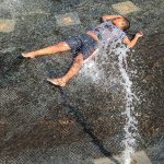 Un niño se baña en una fuente el 18 de junio de 2023, en la Alameda Central de Ciudad de México (México). EFE/Isaac Esquivel