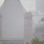 Fotografía de un edificio envuelto en humo de los incendios forestales de la provincia de Quebec, desde una calle en el centro de la ciudad de Toronto (Canadá). EFE/Julio César Rivas