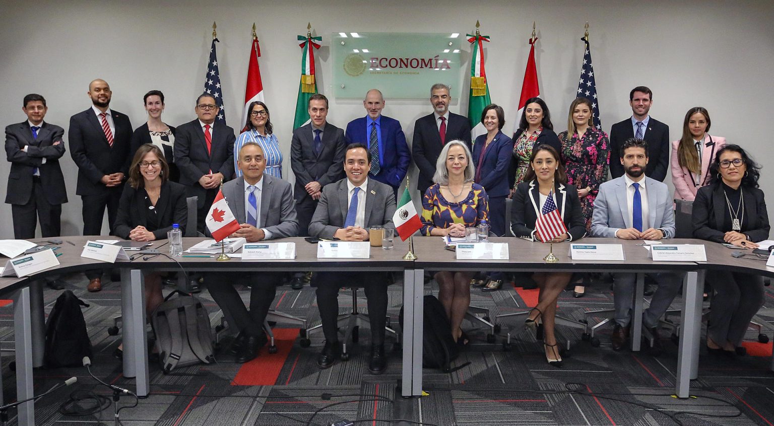 Fotografía cedida hoy, por la Secretaría de Economía, de representantes de alto nivel de los ministerios de comercio y trabajo de Canadá, Estados Unidos y México mientras posan durante una reunión hoy, en Ciudad de México (México). EFE/ Secretaría de Economía /SOLO USO EDITORIAL/SOLO DISPONIBLE PARA ILUSTRAR LA NOTICIA QUE ACOMPAÑA (CRÉDITO OBLIGATORIO)