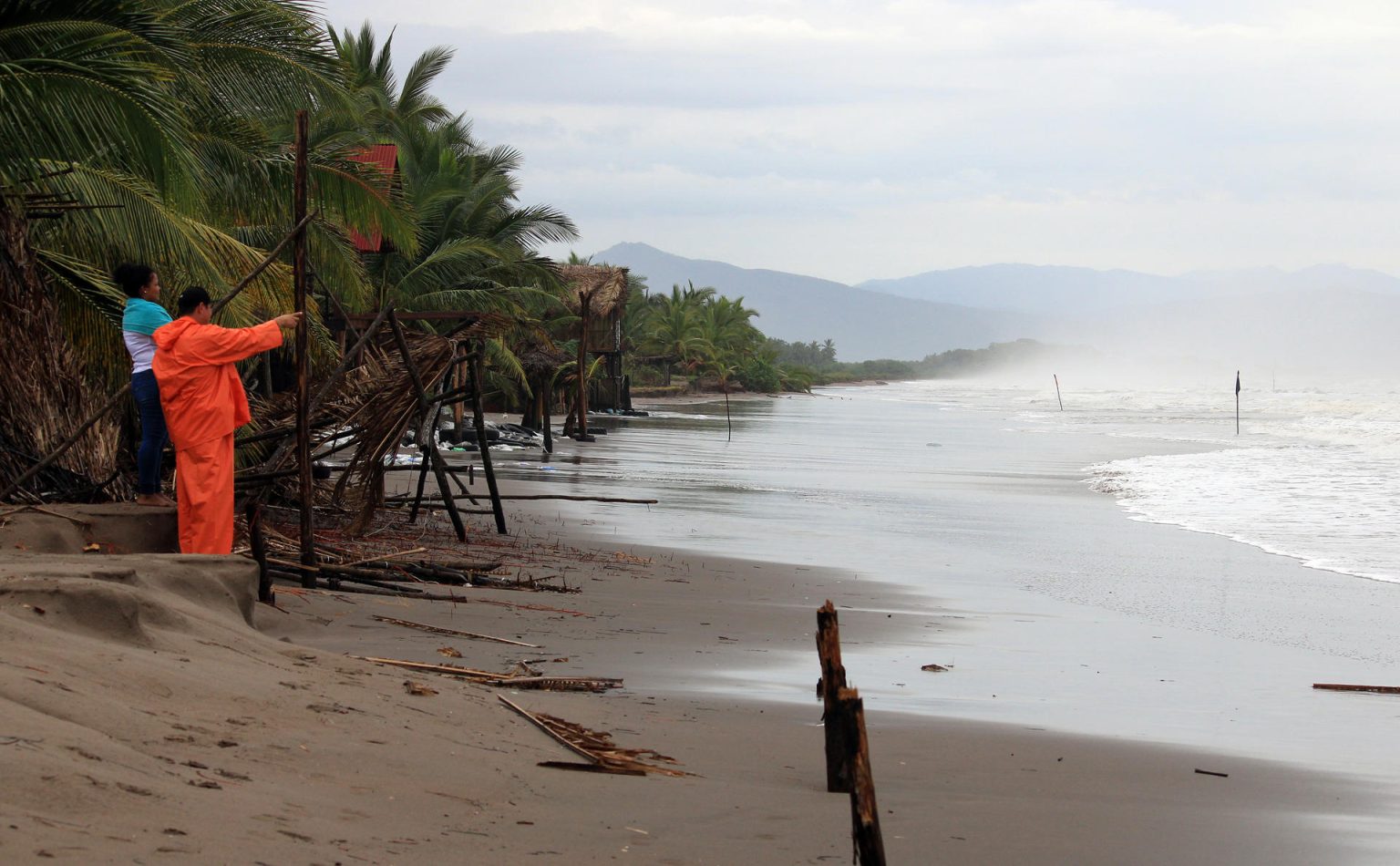 Personas observan el oleaje en la playa de San Blas, estado de Nayarit (México). Imagen de archivo EFE/ Aarón García