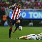 Fotografía de archivo en la que se registró al mexicano Alan Pulido (i), al actuar para las Chivas de Guadalajara (i) y actual atacante del club estadounidense de fútbol Sporting Kansas City de la MLS. EFE/Joel Rodriguez