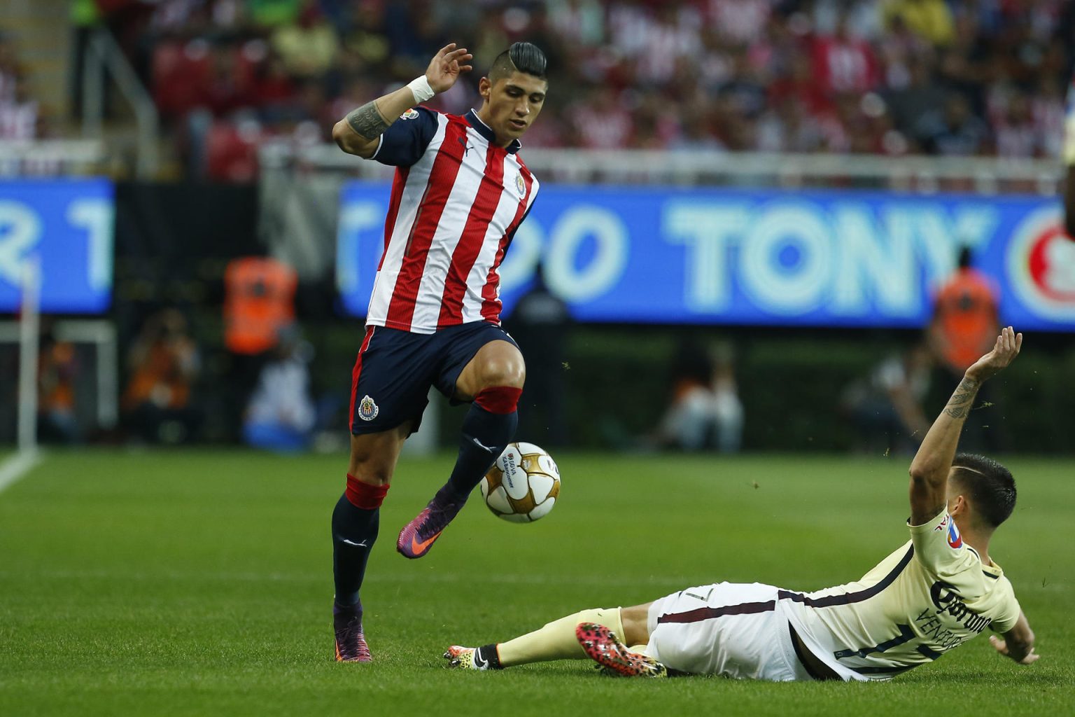 Fotografía de archivo en la que se registró al mexicano Alan Pulido (i), al actuar para las Chivas de Guadalajara (i) y actual atacante del club estadounidense de fútbol Sporting Kansas City de la MLS. EFE/Joel Rodriguez