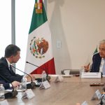 Fotografía cedida por la Presidencia de México del mandatario mexicano, Andrés Manuel López Obrador (d), durante una reunión con el secretario de Transportes de Estados Unidos, Pete Buttigieg (c) y el embajador de Estados Unidos en México, Ken Salazar (i), en el Palacio Nacional de Ciudad de México (México). El presidente de México, Andrés Manuel López Obrador, se reunió este miércoles con el secretario de Transportes de Estados Unidos, Pete Buttigieg, para abordar la recuperación de la Categoría 1 de seguridad aérea del Aeropuerto Internacional Benito Juárez (AICM). EFE/Presidencia de México /SOLO USO EDITORIAL/SOLO DISPONIBLE PARA ILUSTRAR LA NOTICIA QUE ACOMPAÑA (CRÉDITO OBLIGATORIO)