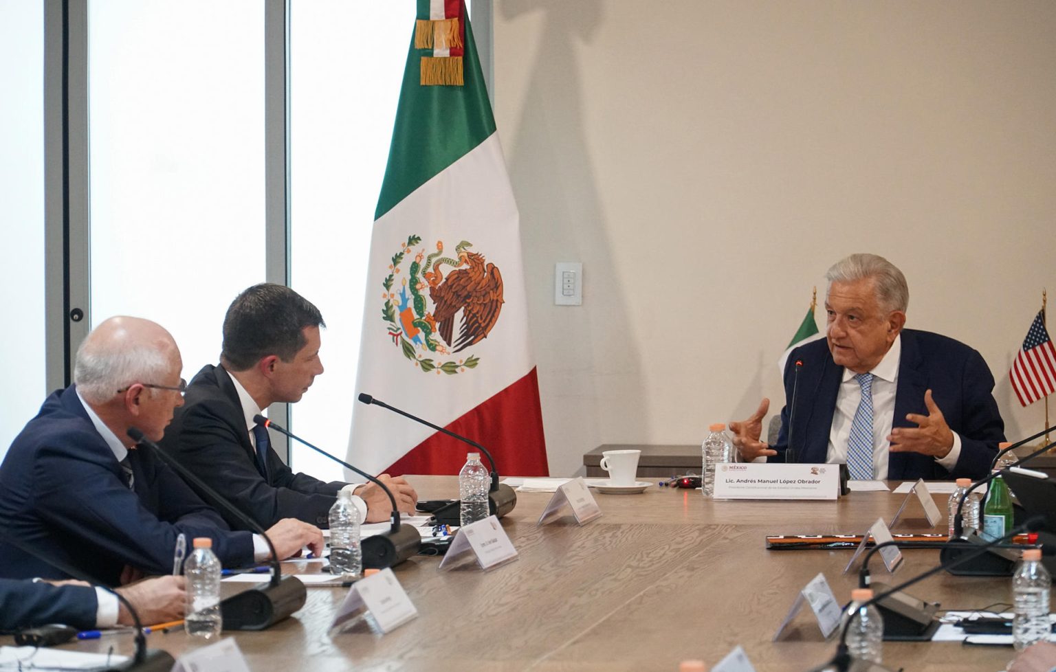 Fotografía cedida por la Presidencia de México del mandatario mexicano, Andrés Manuel López Obrador (d), durante una reunión con el secretario de Transportes de Estados Unidos, Pete Buttigieg (c) y el embajador de Estados Unidos en México, Ken Salazar (i), en el Palacio Nacional de Ciudad de México (México). El presidente de México, Andrés Manuel López Obrador, se reunió este miércoles con el secretario de Transportes de Estados Unidos, Pete Buttigieg, para abordar la recuperación de la Categoría 1 de seguridad aérea del Aeropuerto Internacional Benito Juárez (AICM). EFE/Presidencia de México /SOLO USO EDITORIAL/SOLO DISPONIBLE PARA ILUSTRAR LA NOTICIA QUE ACOMPAÑA (CRÉDITO OBLIGATORIO)