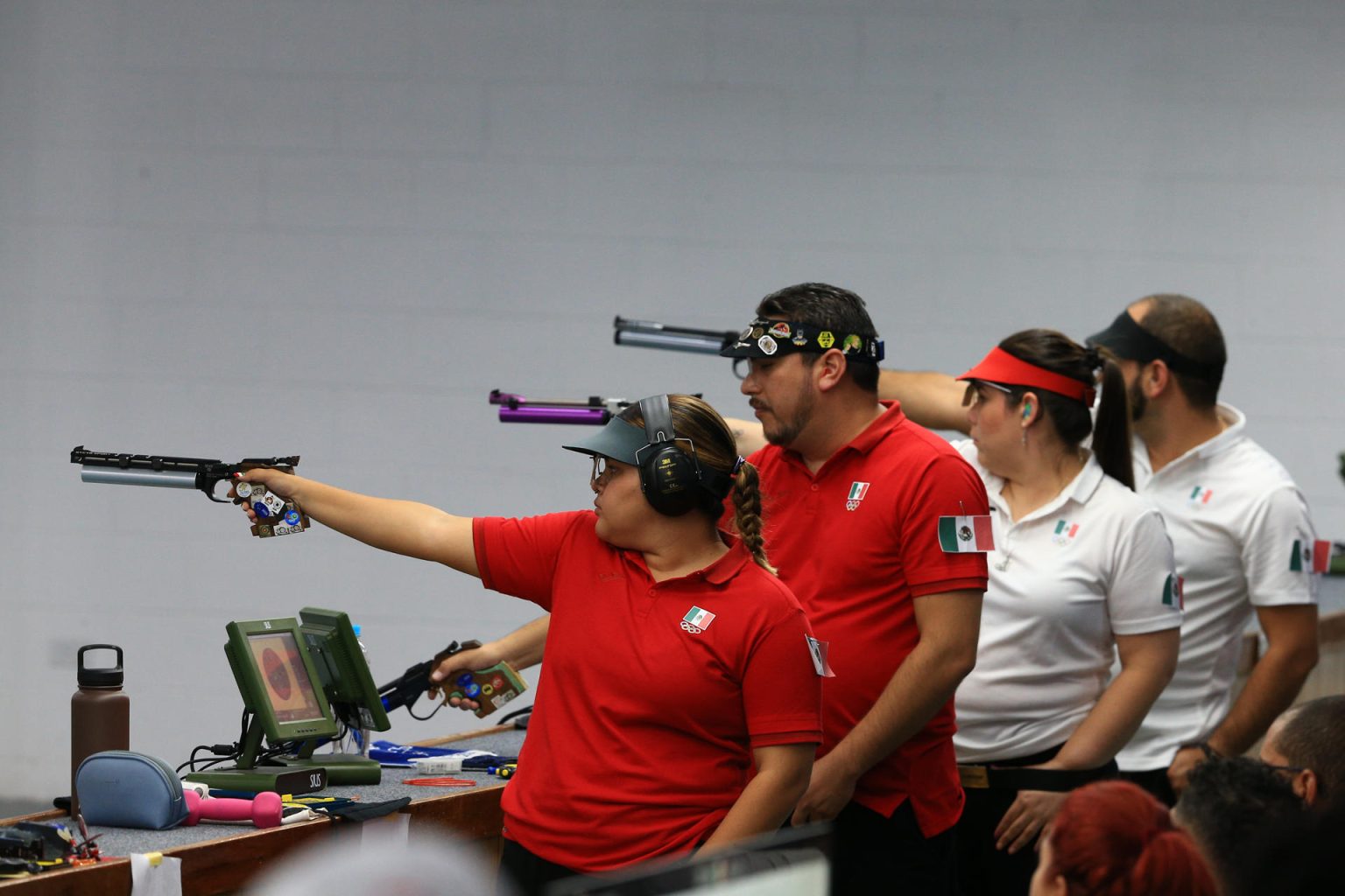 (De i a d) los tiradores mexicanos Andrea Ibarra, Carlos González, Alejandra Zabala y Daniel Urquiza fueron registrados este miércoles, 28 de junio, durante la prueba final de tiro con pistola de aire por equipos mixto de los Juegos Centroamericanos y del Caribe, en San Salvador (El Salvador). EFE/José Jácome