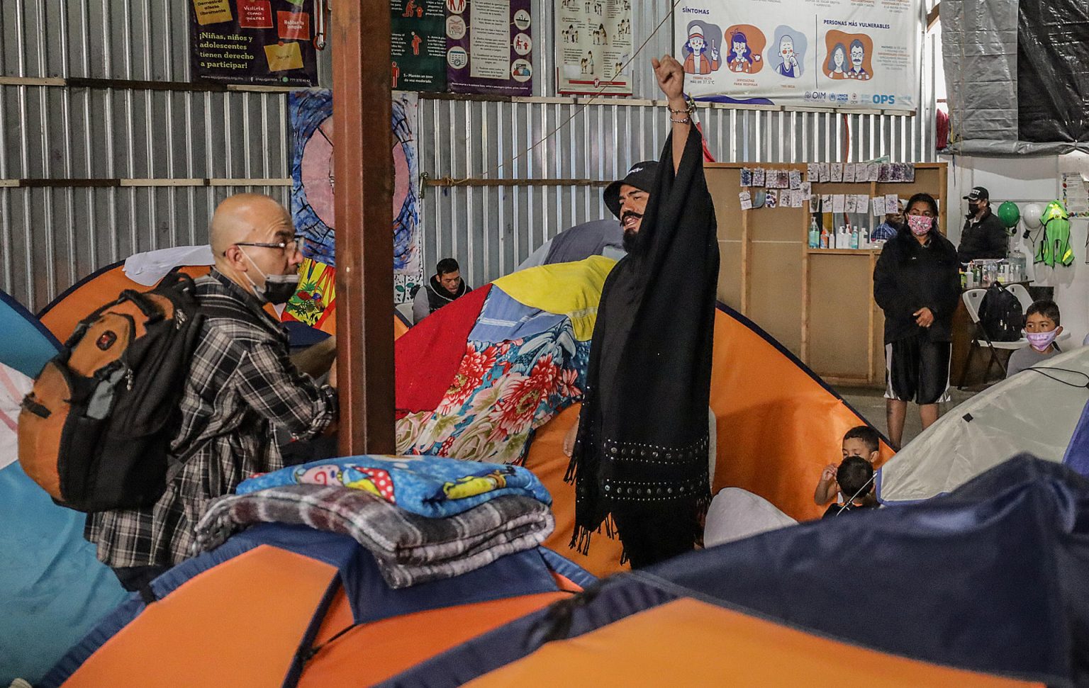 El rapero mexicano Yescka (c), visita el albergue Juventud 2000, el 8 de junio de 2023, en la ciudad de Tijuana, Baja California (México). EFE/Joebeth Terriquez