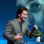 Fotografía de archivo que muestra al actor mexicano Diego Luna mientras recibe el premio Variety Virtuoso del Festival de Cine de Miami, Florida (EE. UU). EFE/ Giorgio Viera /ARCHIVO