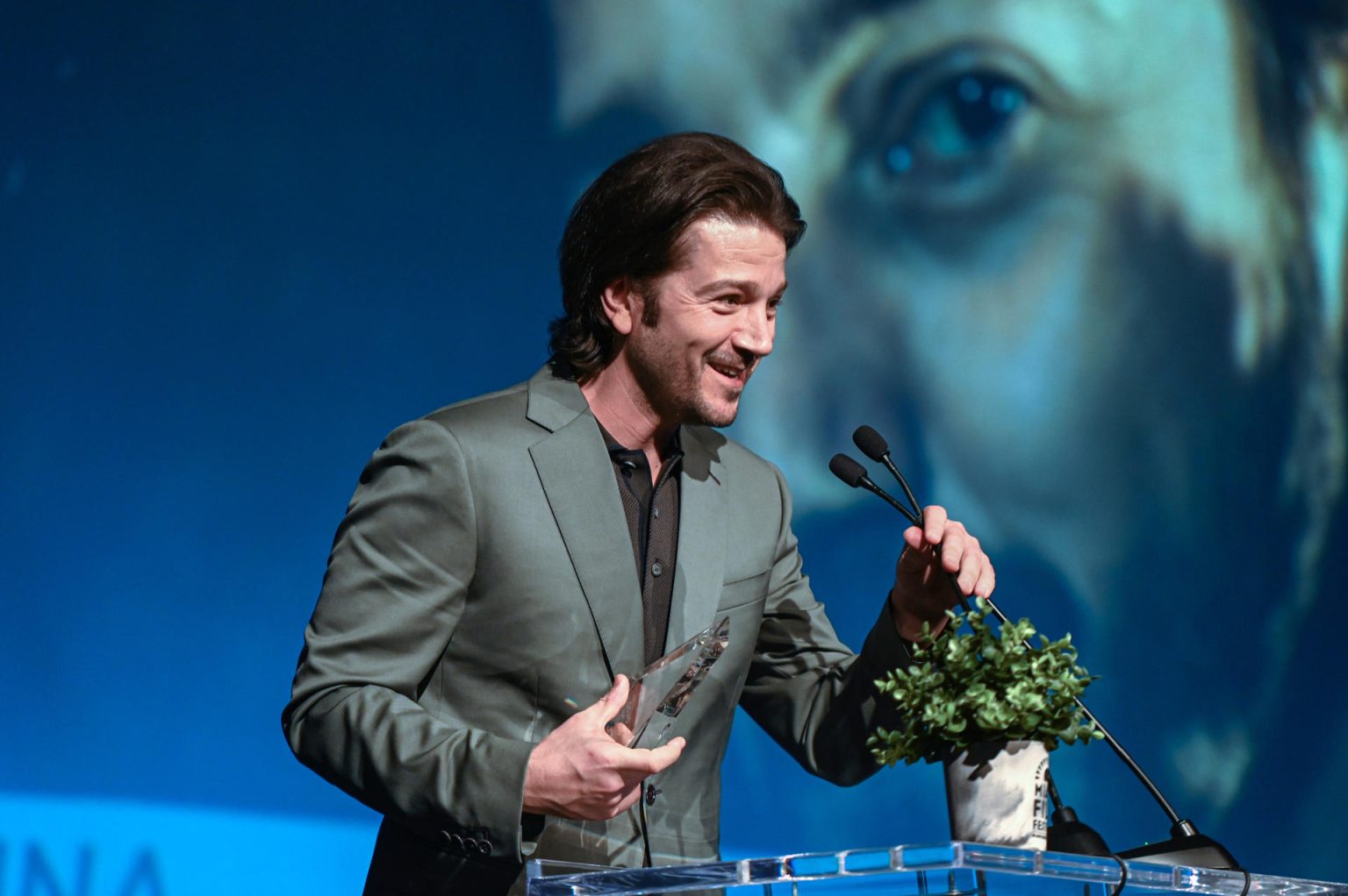 Fotografía de archivo que muestra al actor mexicano Diego Luna mientras recibe el premio Variety Virtuoso del Festival de Cine de Miami, Florida (EE. UU). EFE/ Giorgio Viera /ARCHIVO