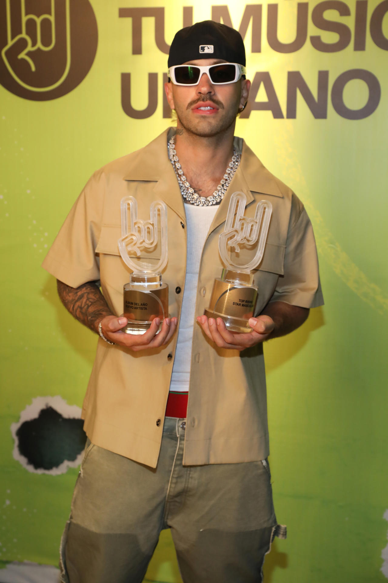 Fotografía de archivo del 23 de junio de 2022 cedida por Telemundo donde aparece el reguetonero colombiano Feid mientras posa con sus premios Tu Música Urbano en el backstage del Coliseo de Puerto Rico en San Juan.  EFE/Aaron Davidson/Telemundo /SOLO USO EDITORIAL /NO VENTAS /SOLO DISPONIBLE PARA ILUSTRAR LA NOTICIA QUE ACOMPAÑA /CRÉDITO OBLIGATORIO. EFE/Carlos Ortega