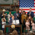 Fotografía cedida por la Gobernación de Florida donde aparece su gobernador Ron DeSantis mientras muestra la proclamación de la ley de inmigración tras su firma el 10 de mayo en Jacksonville, Florida. EFE/Gobernación de Florida