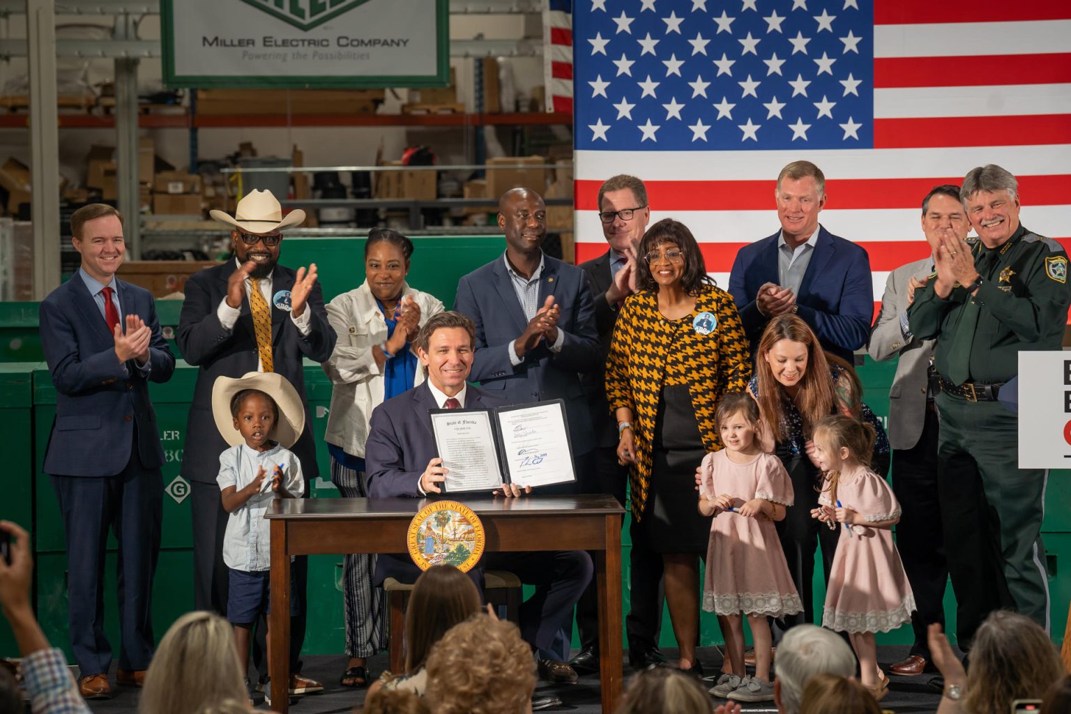 Fotografía cedida por la Gobernación de Florida donde aparece su gobernador Ron DeSantis mientras muestra la proclamación de la ley de inmigración tras su firma el 10 de mayo en Jacksonville, Florida. EFE/Gobernación de Florida