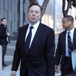 Fotografía de archivo fechada el 24 de enero de 2023 que muestra al CEO de Tesla, Elon Musk, afuera del edificio federal Phillip Burton y el juzgado de EE.UU. para el cuarto día del juicio de la demanda de los accionistas de Tesla en su contra, en San Francisco (EE.UU.). EFE/ George Nikitin