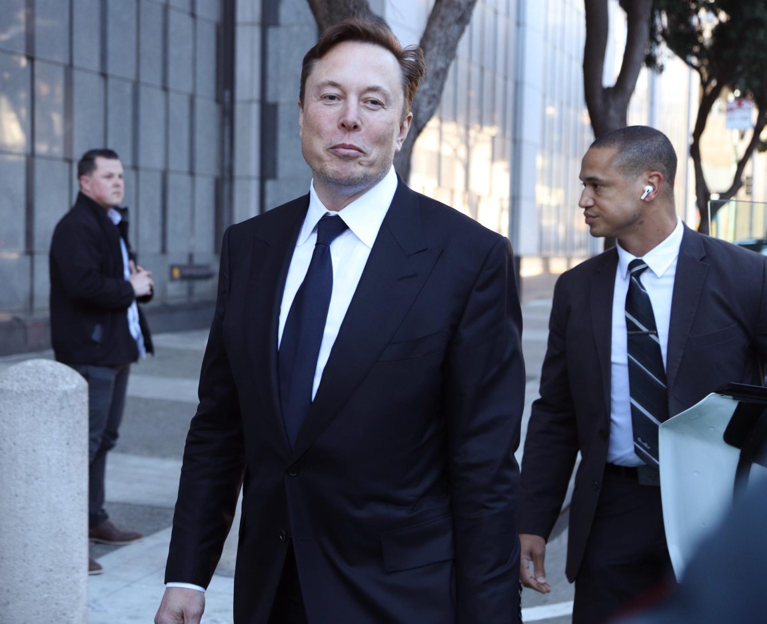 Fotografía de archivo fechada el 24 de enero de 2023 que muestra al CEO de Tesla, Elon Musk, afuera del edificio federal Phillip Burton y el juzgado de EE.UU. para el cuarto día del juicio de la demanda de los accionistas de Tesla en su contra, en San Francisco (EE.UU.). EFE/ George Nikitin