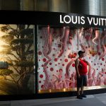 Fotografía de archivo de una tienda de  Louis Vuitton . EPA/STEPHEN MORRISON