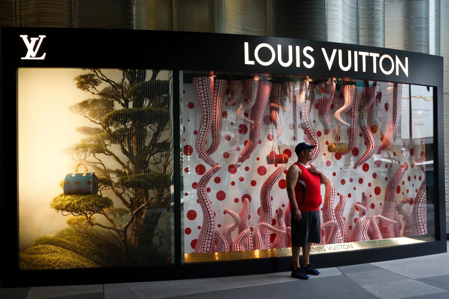 Fotografía de archivo de una tienda de  Louis Vuitton . EPA/STEPHEN MORRISON