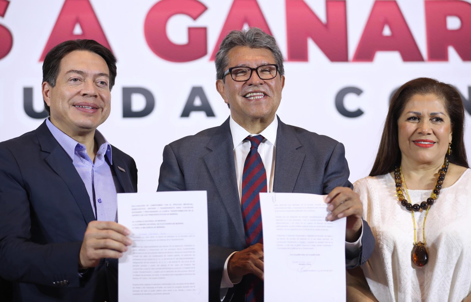 El presidente nacional de Morena, Mario Delgado (i); el ex senador de Morena Ricardo Monreal (c) y su esposa María de Jesús (d) posan al termino de una rueda de prensa hoy, en la Ciudad de México (México). EFE/Sáshenka Gutiérrez