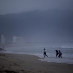 Personas juegan en la playa durante una tormenta, en una fotografía de archivo. EFE/ Alejandro Zepeda