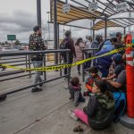 Fotografía de archivo de migrantes en la entrada de la garita peatonal de San Ysidro en Tijuana (México). EFE/Joebeth Terríquez