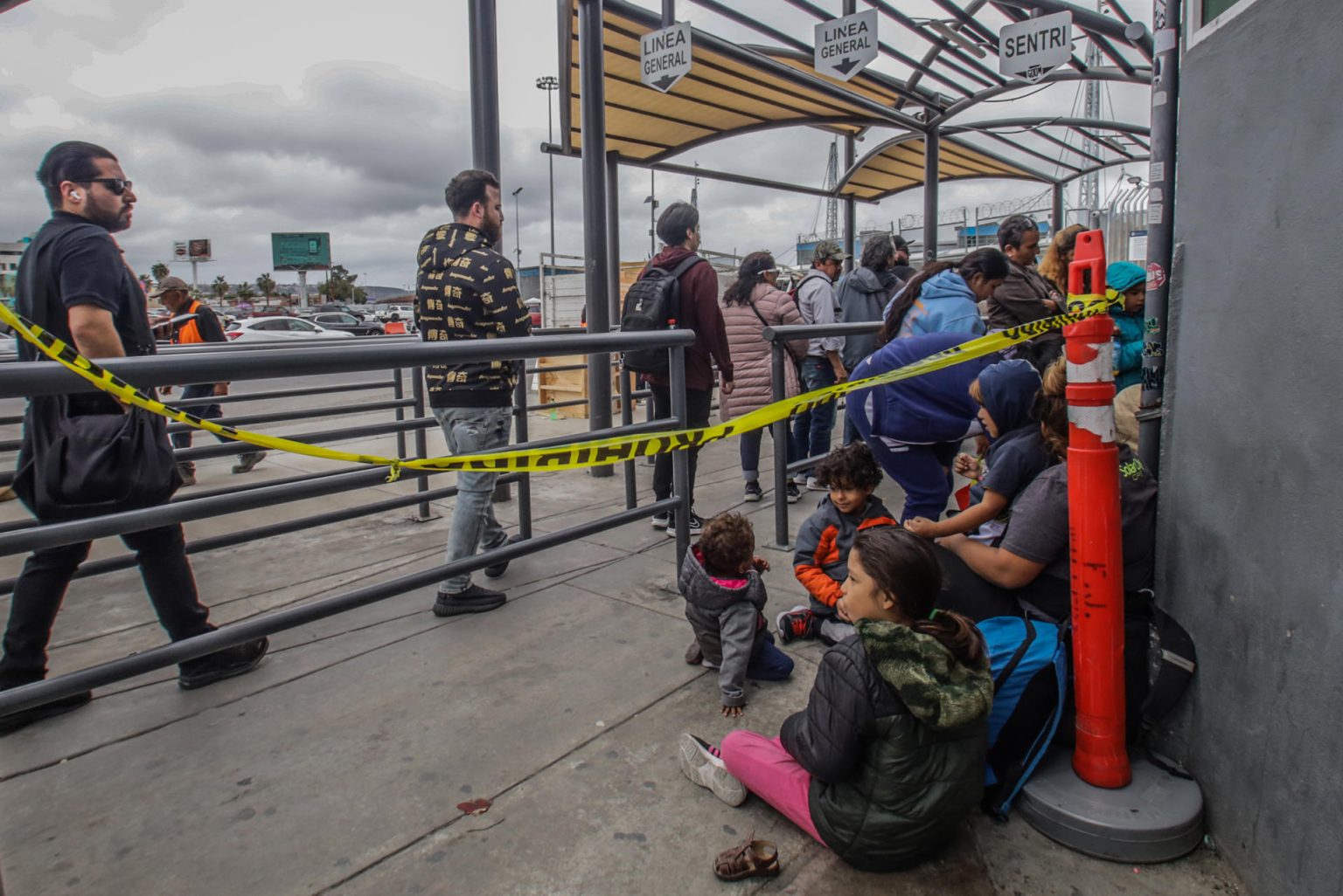 Fotografía de archivo de migrantes en la entrada de la garita peatonal de San Ysidro en Tijuana (México). EFE/Joebeth Terríquez