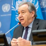 Fotografía cedida por la ONU donde aparece su secretario general, António Guterres, mientras informa a los periodistas durante una rueda de prensa celebrada después de su reunión con las Organizaciones de la Sociedad Civil sobre su Agenda de Aceleración Climática hoy jueves en la sede del organismo internacional en Nueva York. Guterres reclamó este jueves a la Unión Europea (UE) unión para consensuar una política migratoria "efectiva" después del naufragio frente a las costas de Grecia de un pesquero en el que viajaban cientos de inmigrantes. EFE/Mark Garten/ONU /SOLO USO EDITORIAL/NO VENTAS/SOLO DISPONIBLE PARA ILUSTRAR LA NOTICIA QUE ACOMPAÑA/CRÉDITO OBLIGATORIO