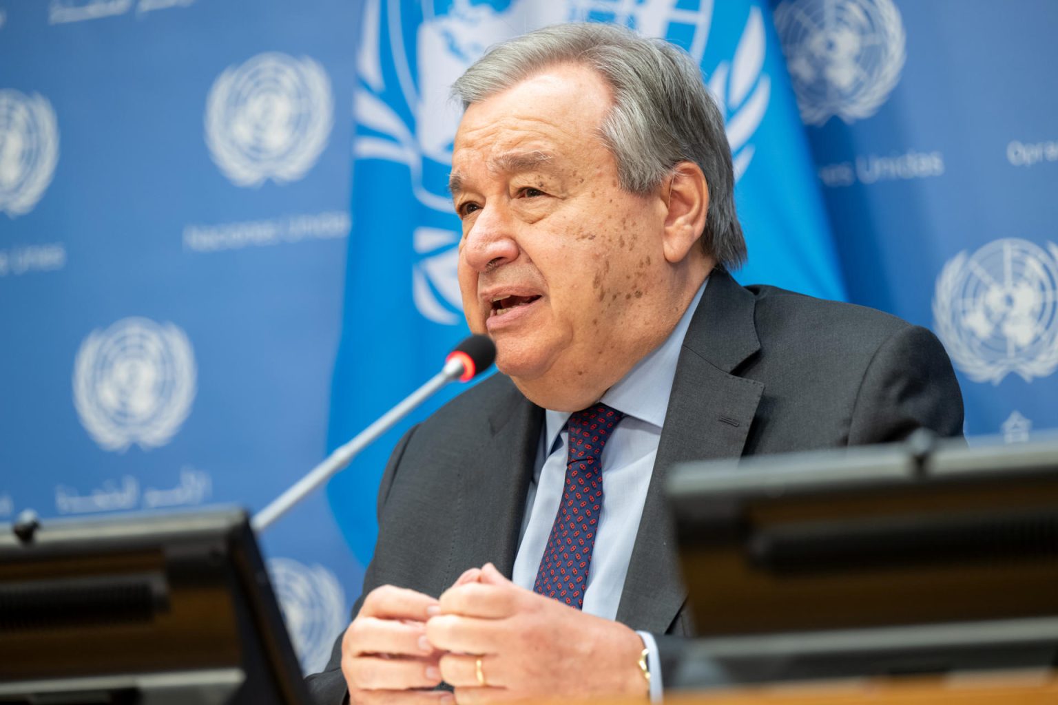 Fotografía cedida por la ONU donde aparece su secretario general, António Guterres, mientras informa a los periodistas durante una rueda de prensa celebrada después de su reunión con las Organizaciones de la Sociedad Civil sobre su Agenda de Aceleración Climática hoy jueves en la sede del organismo internacional en Nueva York. Guterres reclamó este jueves a la Unión Europea (UE) unión para consensuar una política migratoria "efectiva" después del naufragio frente a las costas de Grecia de un pesquero en el que viajaban cientos de inmigrantes. EFE/Mark Garten/ONU /SOLO USO EDITORIAL/NO VENTAS/SOLO DISPONIBLE PARA ILUSTRAR LA NOTICIA QUE ACOMPAÑA/CRÉDITO OBLIGATORIO