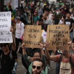 Fotografía de archivo fechada el 6 de mayo de 2023 de decenas de personas mientras se manifiestan a favor de la legalización de la marihuana, en Ciudad de México (México). EFE/ José Méndez