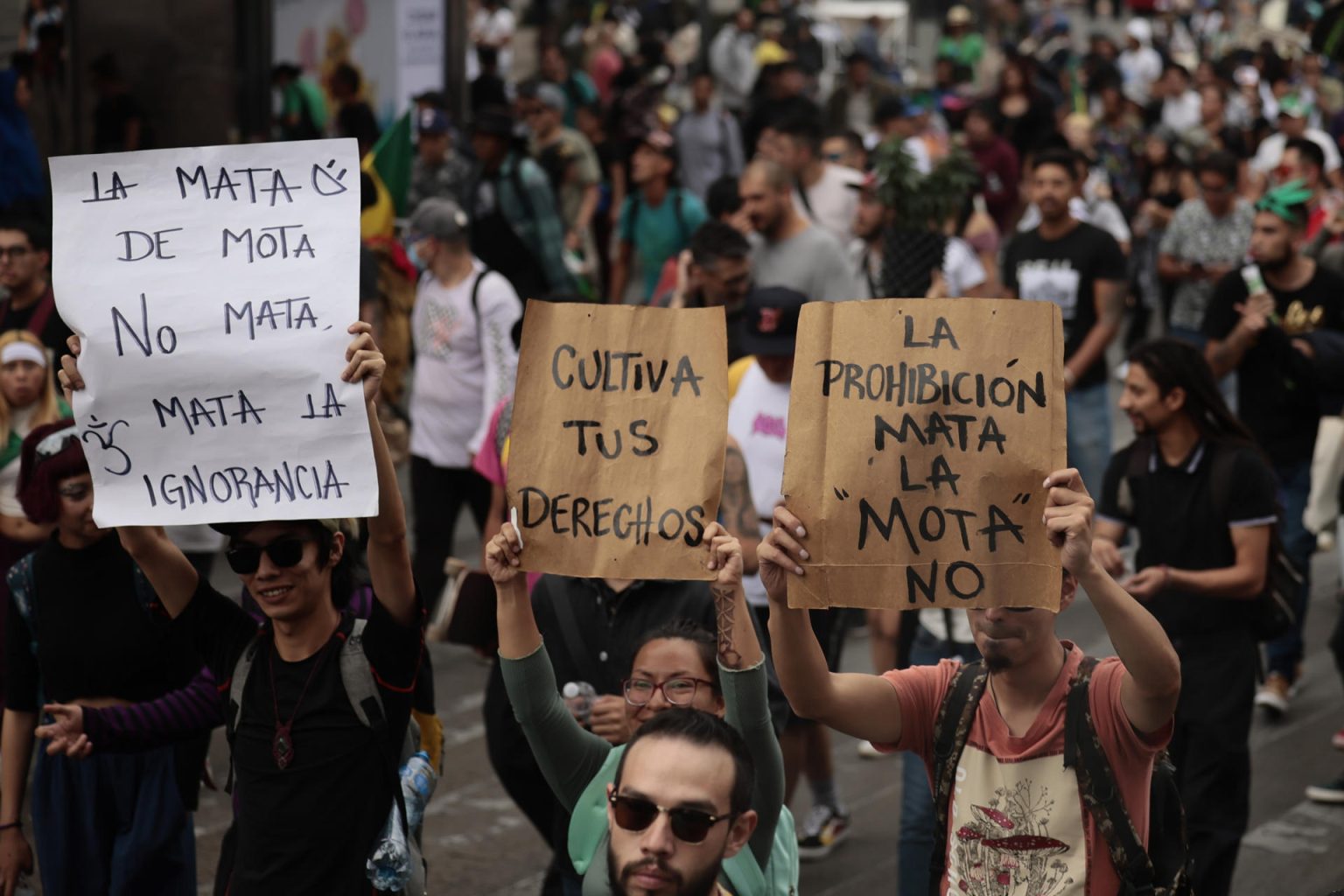 Fotografía de archivo fechada el 6 de mayo de 2023 de decenas de personas mientras se manifiestan a favor de la legalización de la marihuana, en Ciudad de México (México). EFE/ José Méndez