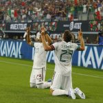 Fotografía de archiovo de Santiago Gimenez (d) de México celebrando un gol. EFE/ Ralph Lauer